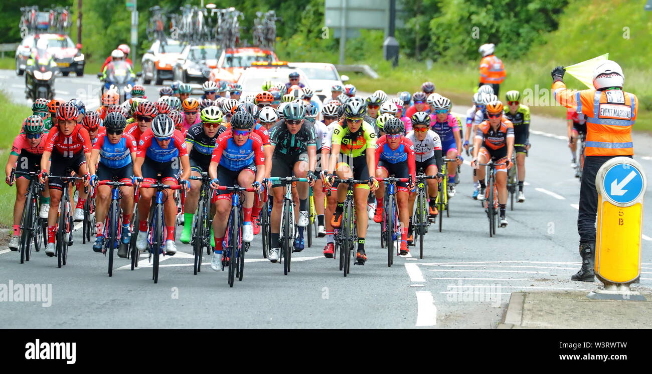 I ciclisti racing attraverso Cholsey rotonda all'OVO energia donna Tour 2019 in Oxfordshire, Regno Unito Foto Stock