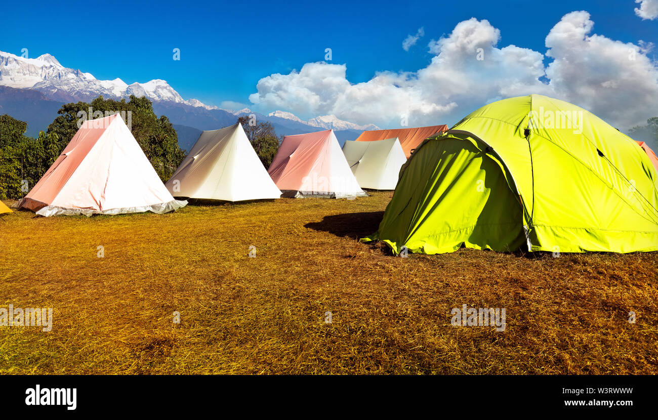 Arancione e verde tenda sulla collina in una giornata di sole. in australian base camp Nepal. Foto Stock