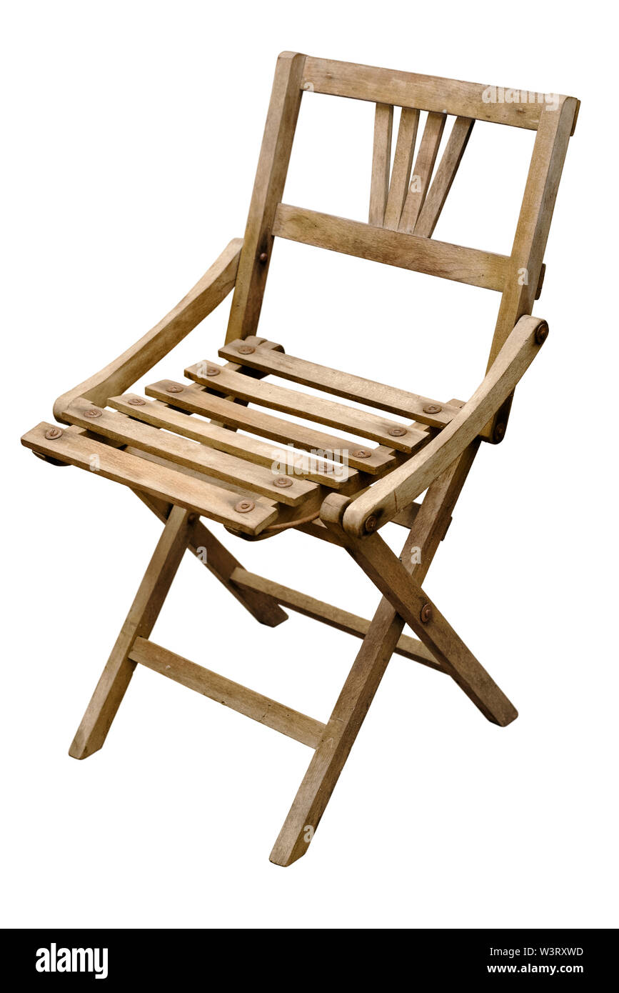 Oggetti isolati: molto vecchio di legno sedia pieghevole su sfondo bianco Foto Stock
