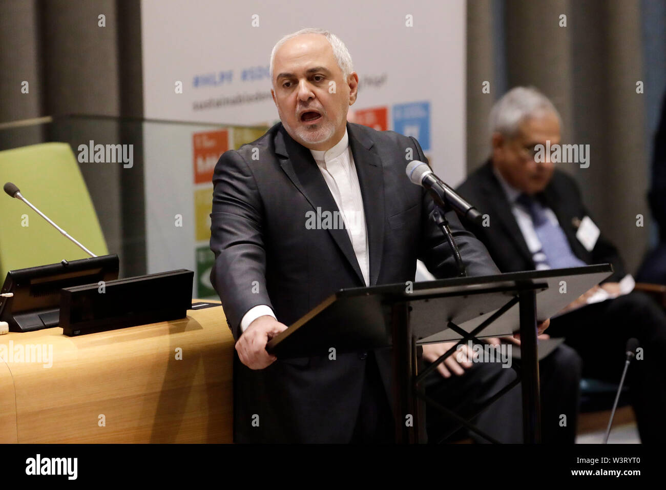 (190717) -- NAZIONI UNITE, 17 luglio 2019 (Xinhua) -- Ministro degli Esteri iraniano Mohammad Javad Zarif risolve il dibattito generale del segmento ad alto livello del Consiglio Economico e Sociale (ECOSOC) Segmento Ministeriale dei politici ad alto livello di Forum sullo sviluppo sostenibile, presso la sede delle Nazioni Unite a New York, 17 luglio 2019. Javad Zarif Mercoledì ha raccontato le Nazioni Unite di un incontro ad alto livello che il popolo iraniano sono sottoposti ai più brutale forma di 'terrorismo economico." (Xinhua/Li Muzi) Foto Stock