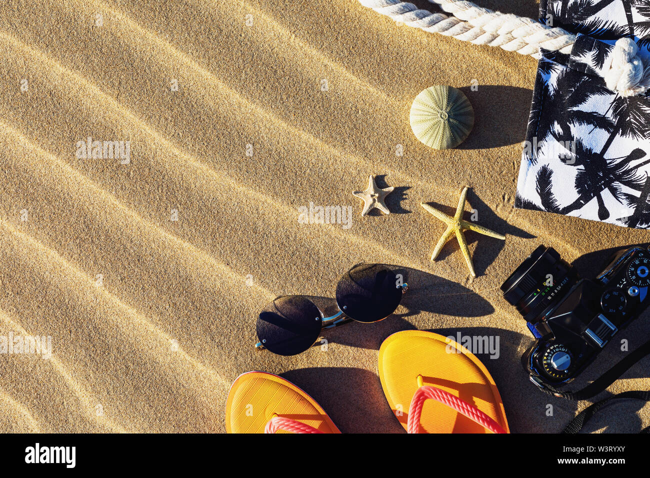 Accessori per la spiaggia di sabbia con copia spazio, vista dall'alto Foto Stock