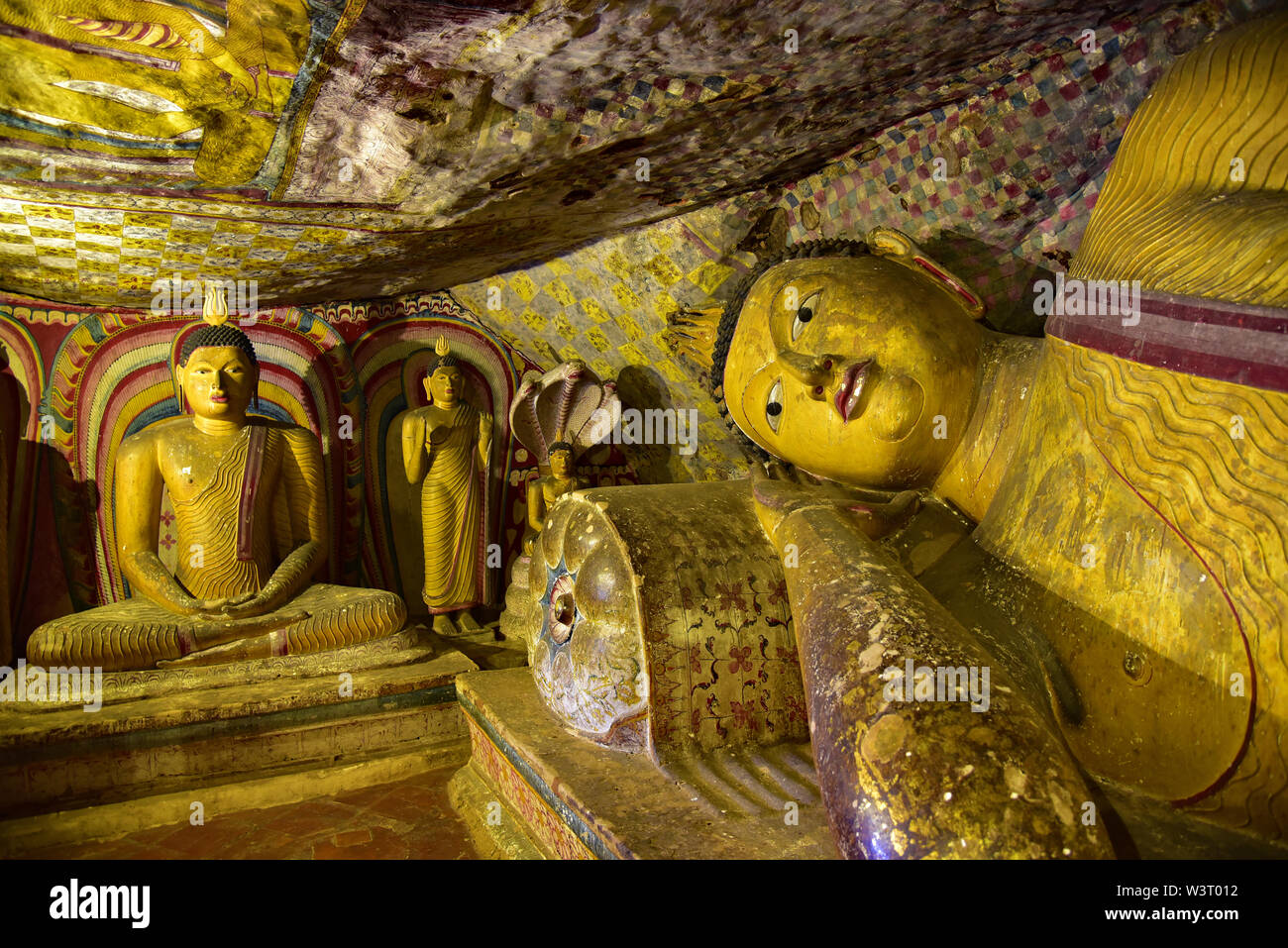 Statue di Buddha all'interno del dipinto di Dambulla Cave templi raffiguranti temi religiosi, risalente al I secolo A.C., Matale distretto, Sri Lanka, in Asia. Foto Stock