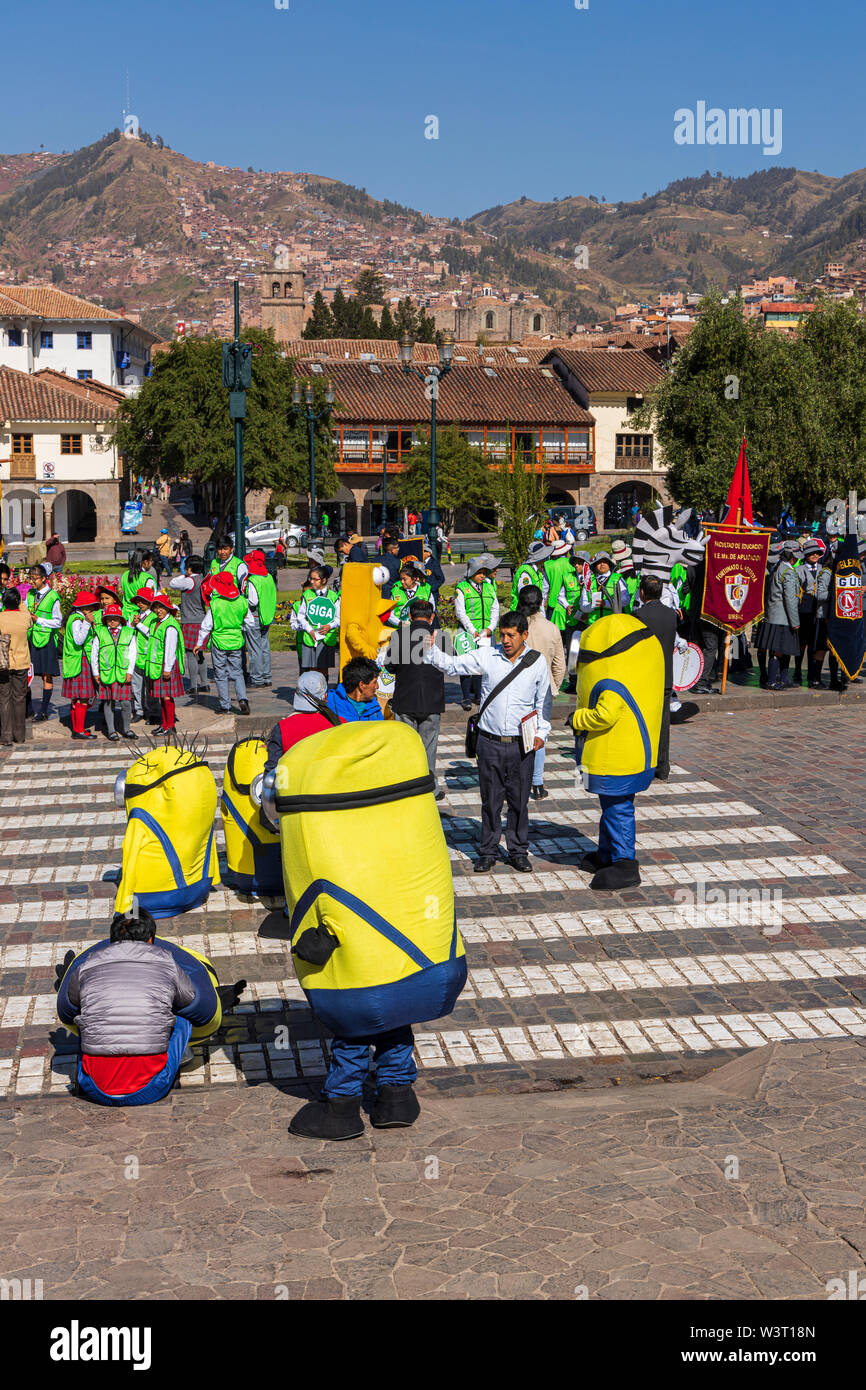 Esercizi usando i personaggi dei cartoni animati per dimostrare la sicurezza stradale a scuola i bambini in Cusco, Perù, Sud America Foto Stock