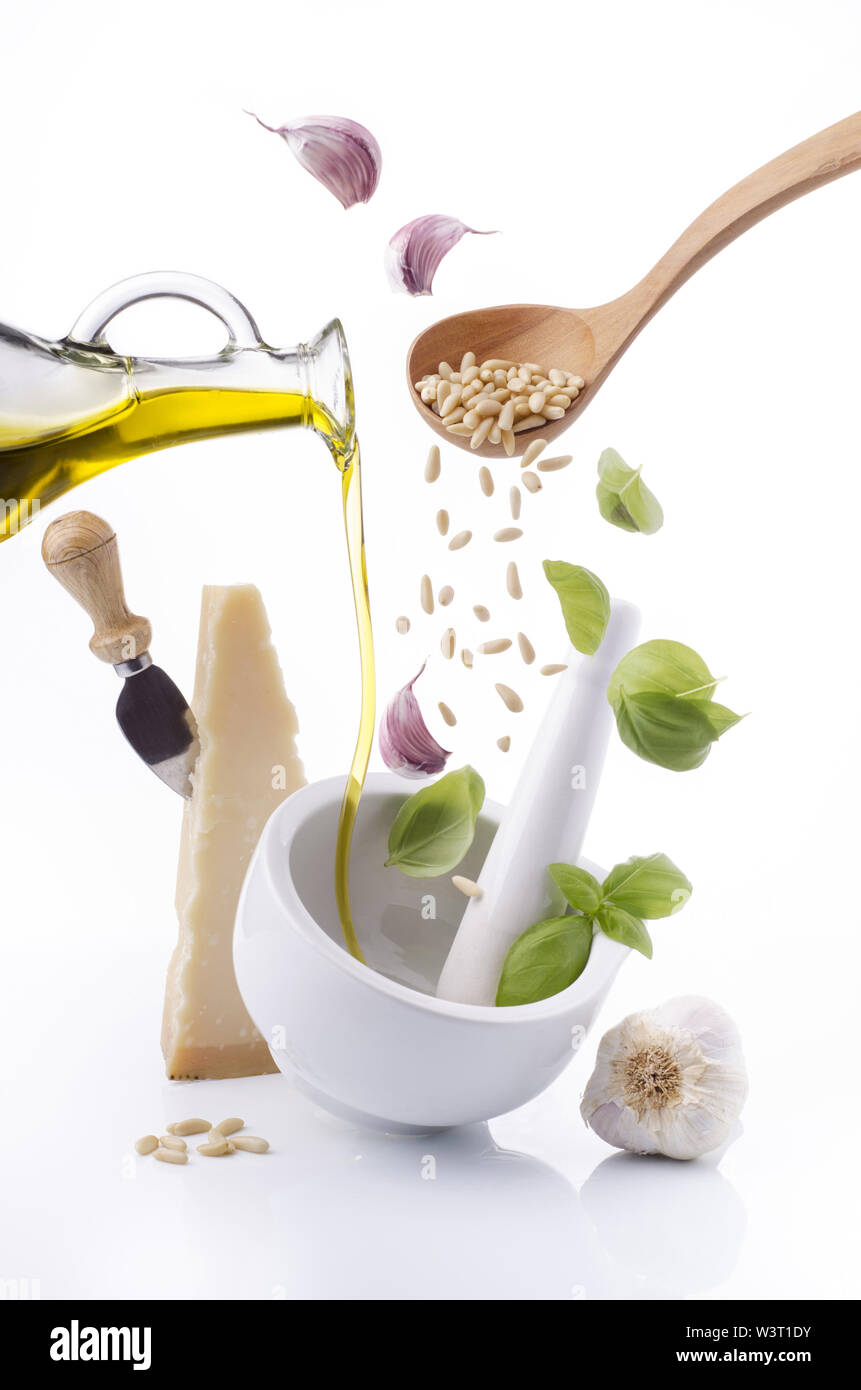 Gli ingredienti per il pesto alla genovese versata in un mortaio di ceramica Foto Stock