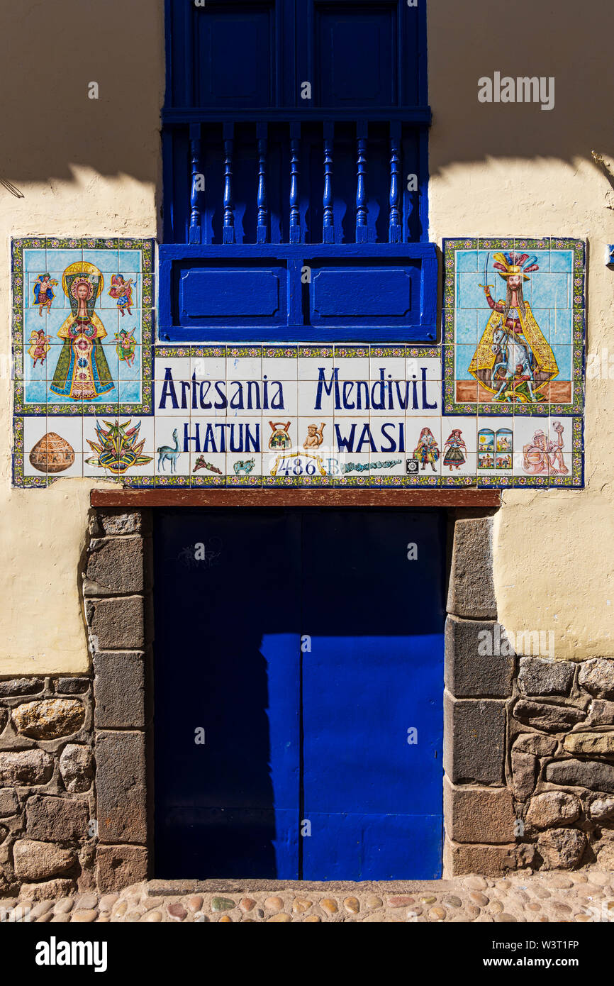 Porta di ingresso alla bottega artigiana su Calle Hatunrumiyoc, Cusco,  Perù, Sud America Foto stock - Alamy