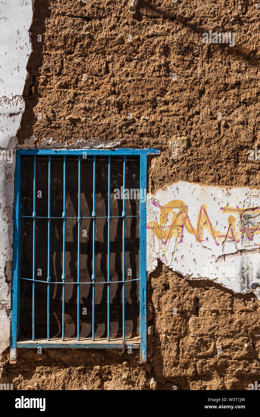 La pelatura di verniciatura e rotture di intonaco sulle pareti rendono un interessante texture in una strada in Cusco, Perù, Sud America Foto Stock