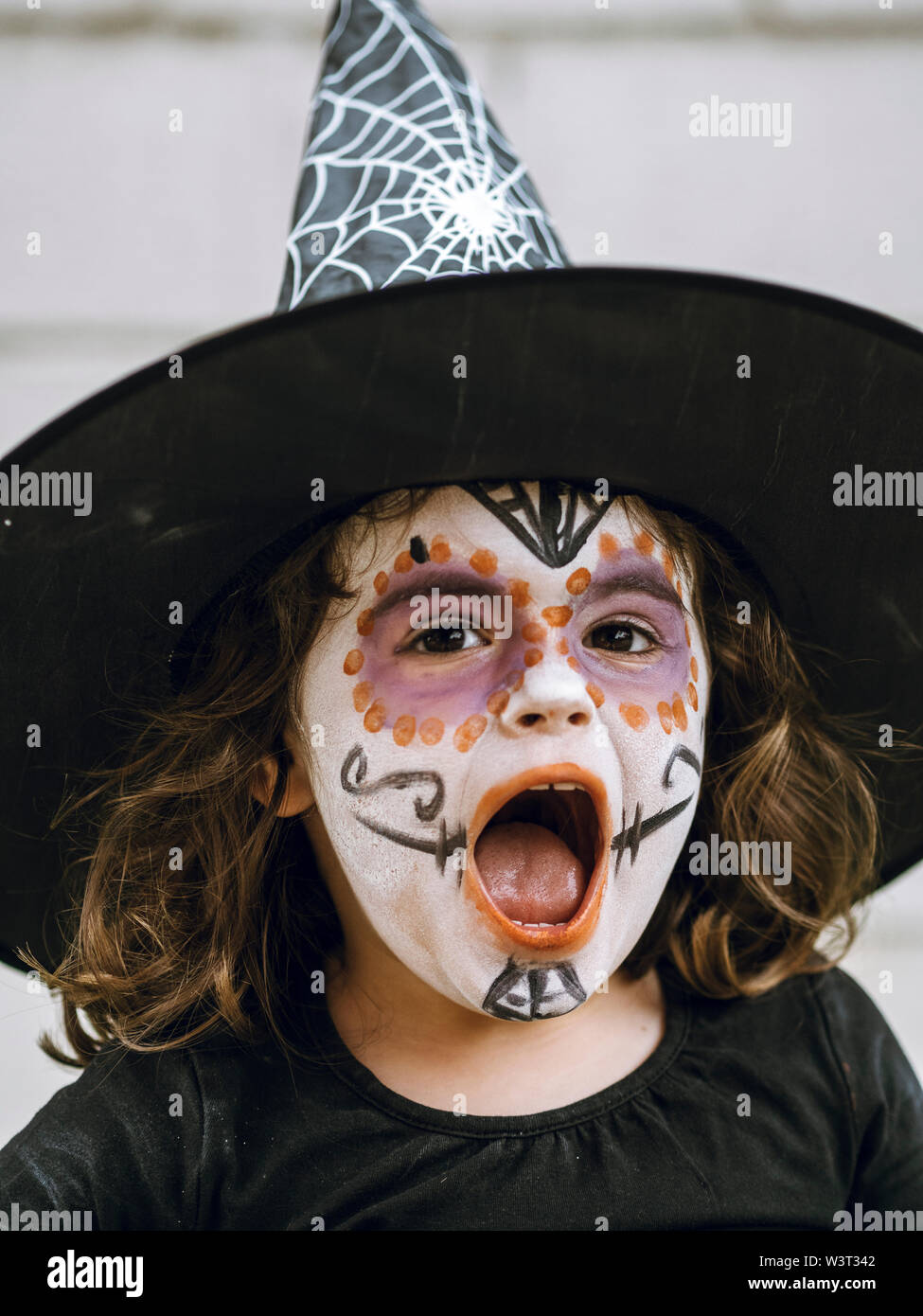 Ragazza urlando con la faccia dipinta e mascherato per Halloween Foto Stock