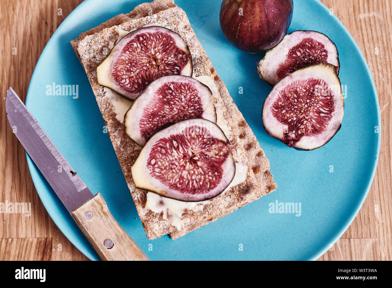 Fette di fichi sul pane dietetico su una piastra Foto Stock