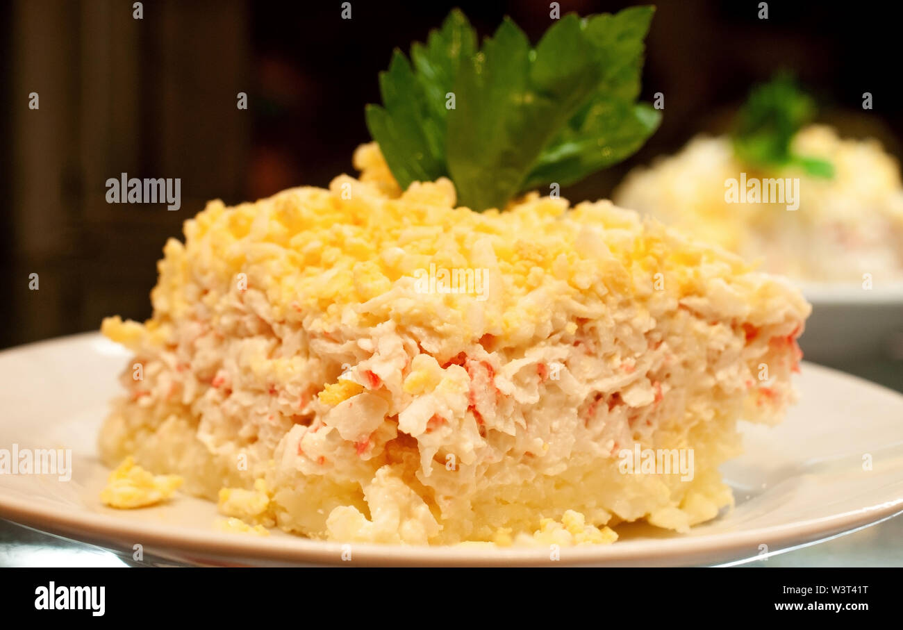 Insalata per la festa della Mimosa su una piastra, porzionati piatto Foto Stock