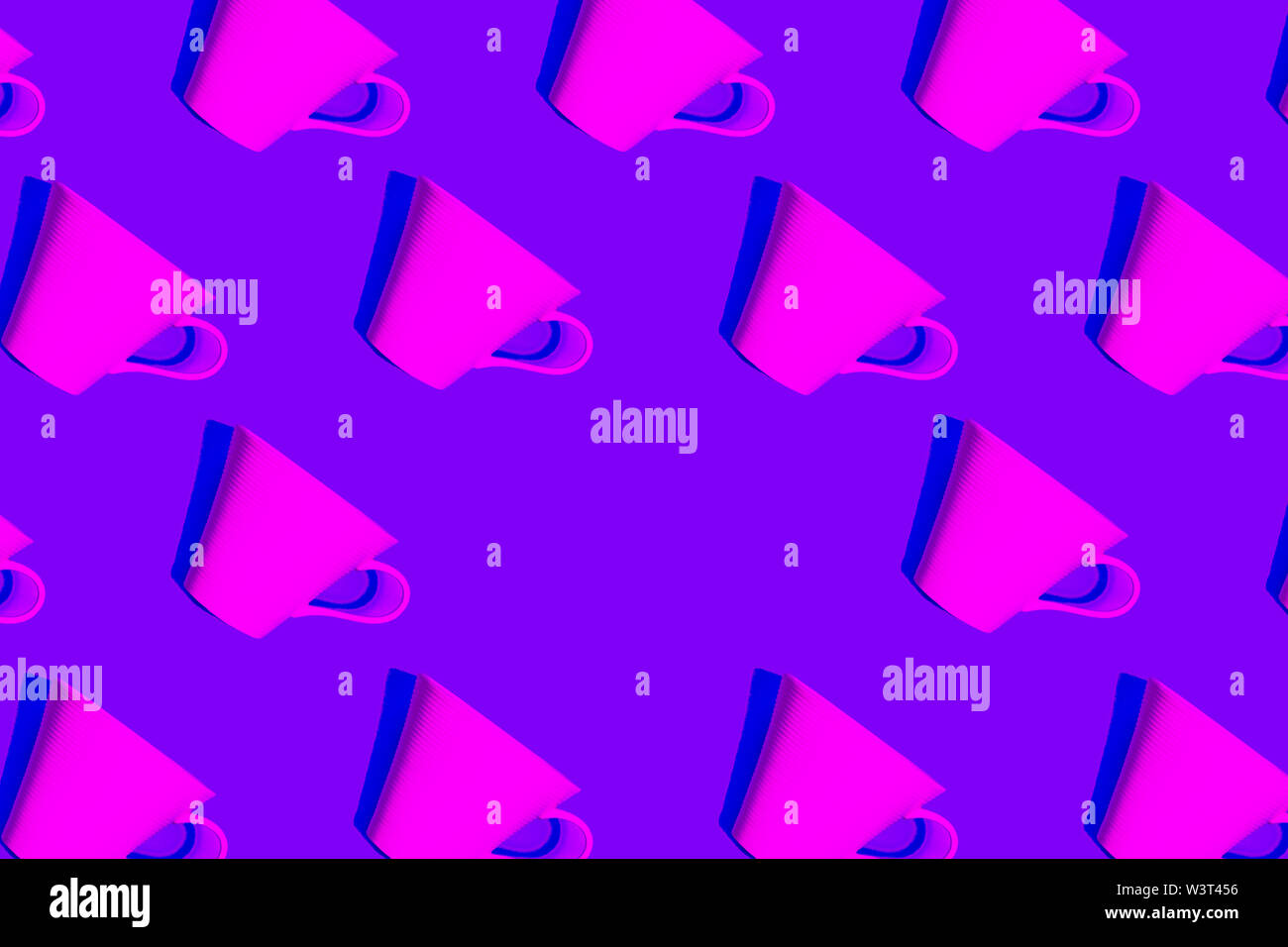 Modello di caffè di rosa per la tazza di caffè luminoso su sfondo blu. Foto Stock