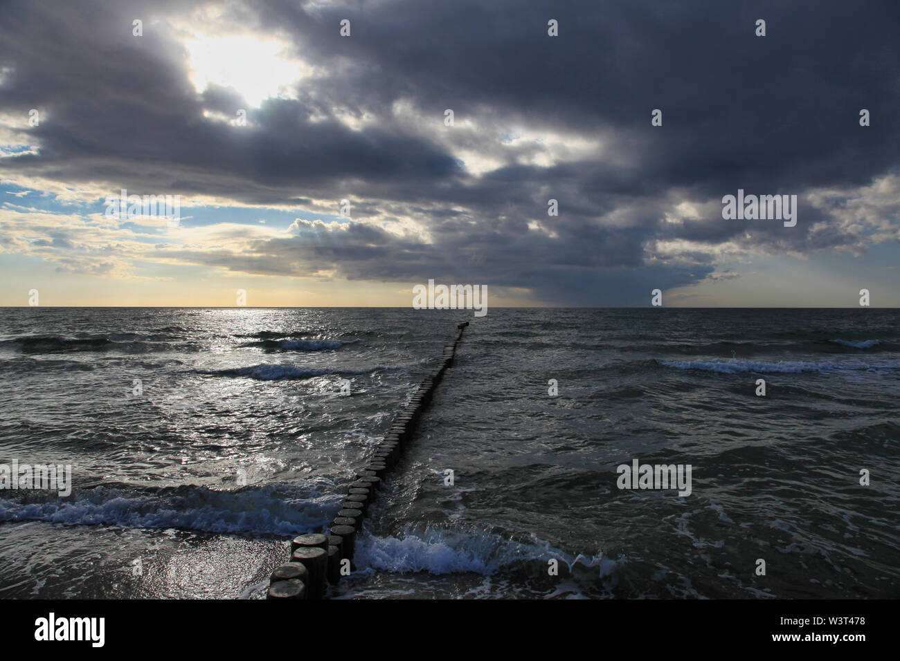 Seascape presso il Mar Baltico con drammatica del cielo della sera Foto Stock