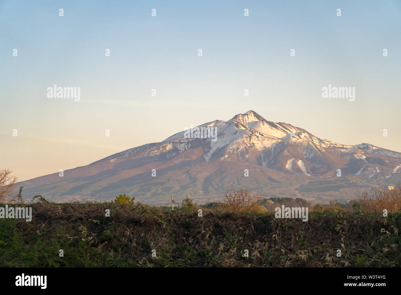 Montare Iwaki su sun set time, uno stratovulcano situato nella parte occidentale della prefettura di Aomori, Tohoku, Giappone. È anche denominato Tsugaru-Fuji dovuta alla sua sh Foto Stock