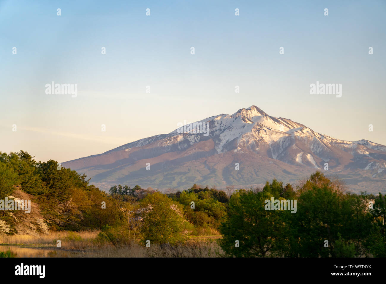 Montare Iwaki su sun set time, uno stratovulcano situato nella parte occidentale della prefettura di Aomori, Tohoku, Giappone. È anche denominato Tsugaru-Fuji dovuta alla sua sh Foto Stock