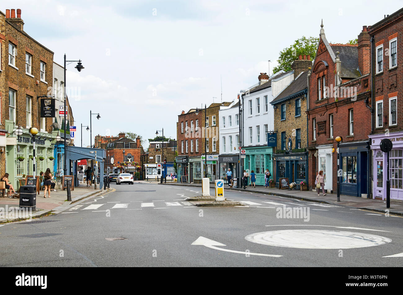 Il centro del villaggio di Highgate nel nord di Londra UK, guardando a sud verso il basso di Highgate High Street dalla rotonda Foto Stock Il centro del villaggio di Highgate nel nord di Londra UK, guardando a sud verso il basso di Highgate High Street dalla rotonda Foto Stock