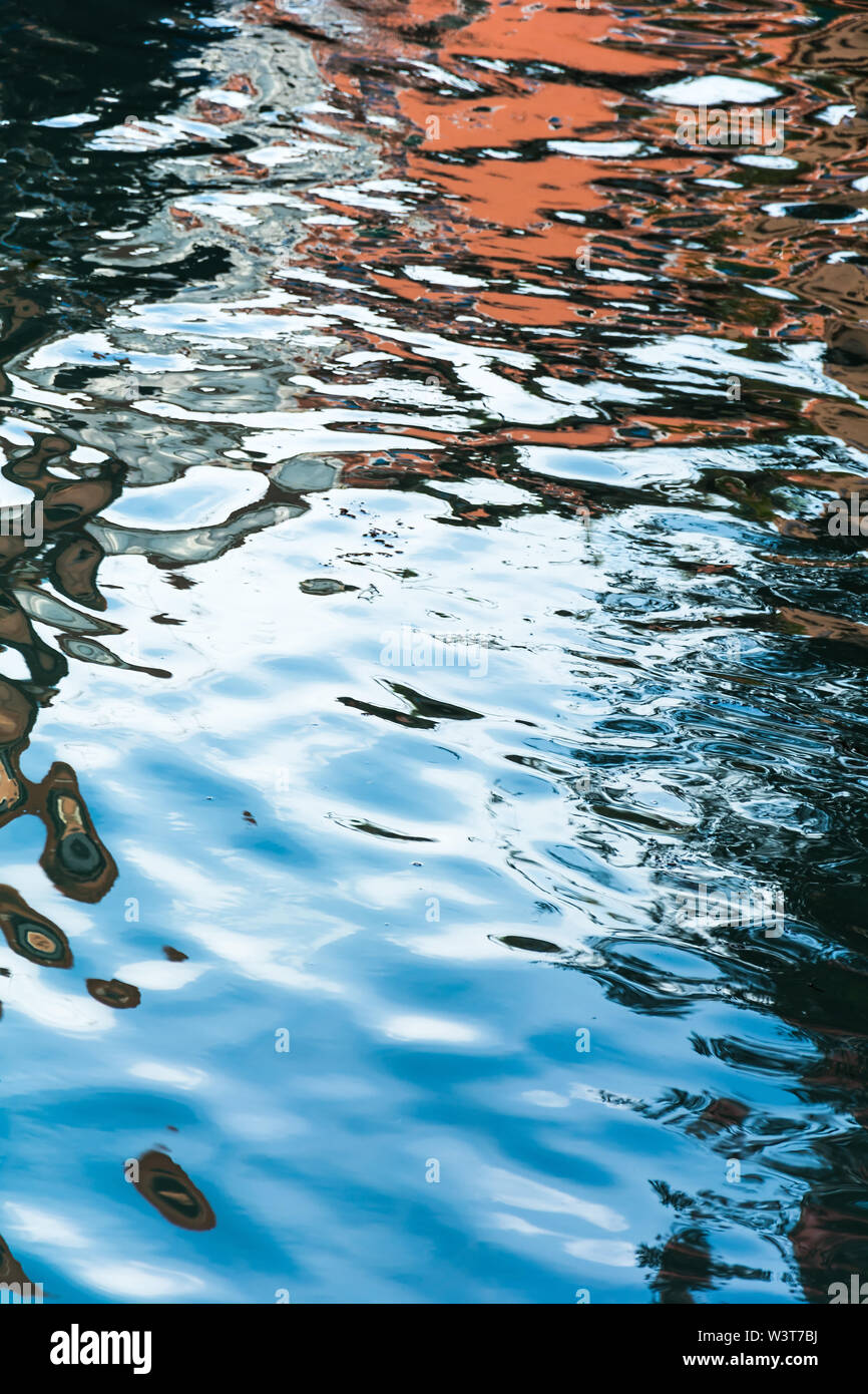 Acqua sfondo texture vicino. Luminose colorate di riflessione d'acqua. Foto Stock