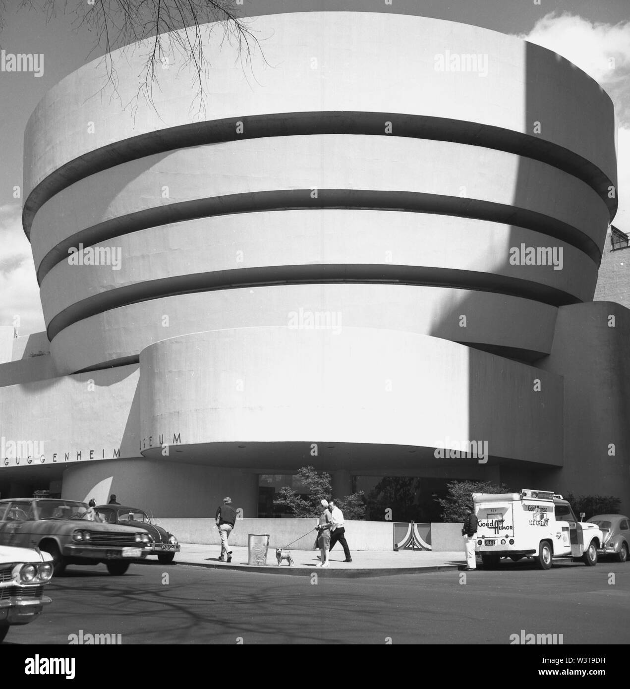 Anni sessanta, storico esterno del Museo Guggenheim, Manhattan, New York, Stati Uniti d'America. Progettato da Frank Lloyd Wright, l'edificio cilindrico - più ampio alla parte superiore che la parte inferiore - aperto nel 1959 ed è considerata una pietra miliare del xx secolo architettura, sebbene come un luogo ideale per visualizzare dipinti e opere d'arte, la spirale, design verticale ha i suoi critici. Era il solo museo progettato da Wright. Foto Stock