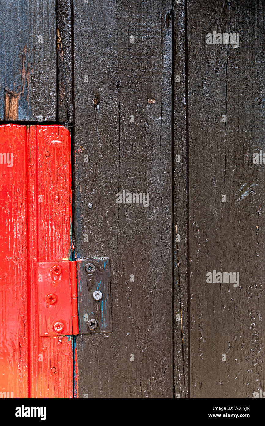 Rosso e nero parete in legno con diversi pattern di colori. Foto Stock