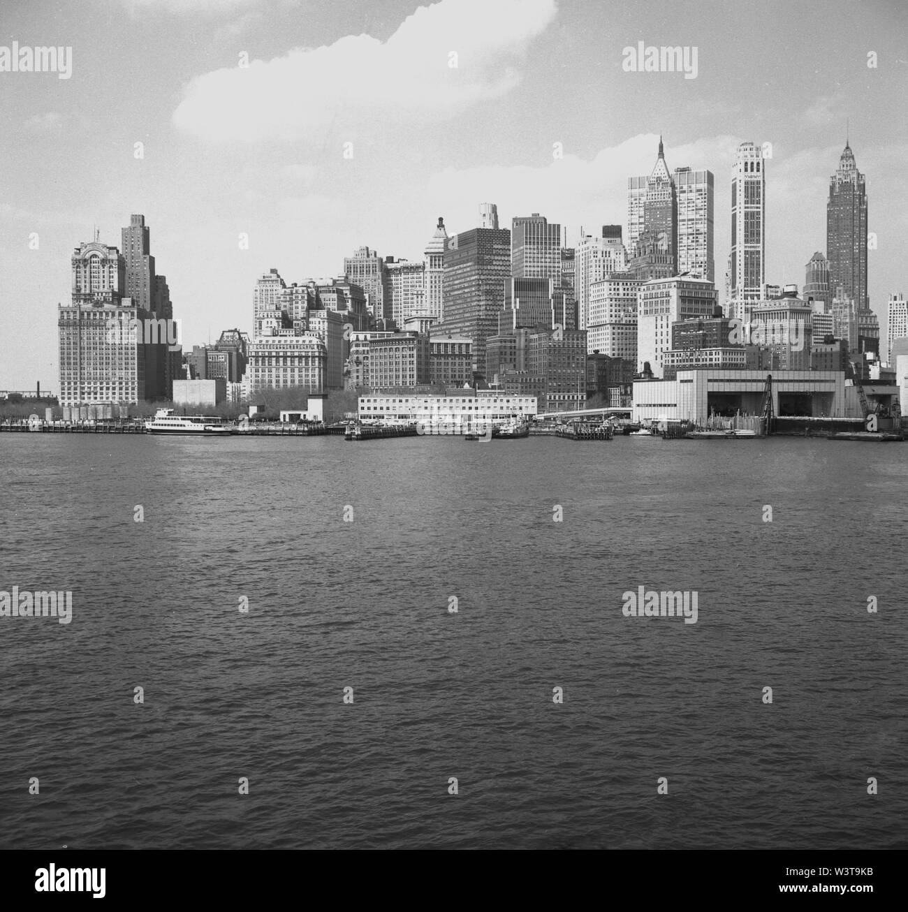 Anni sessanta, storico vista attraverso il Fiume Hudson da Manhattan e lo skyline della città di New York, New York, NY, STATI UNITI D'AMERICA. Foto Stock