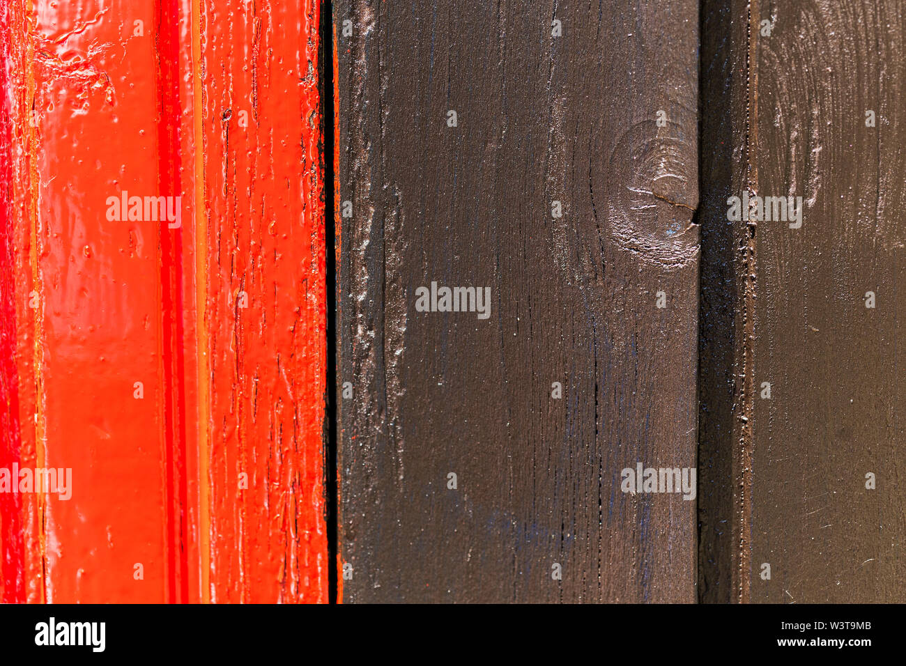 Rosso e nero parete in legno con diversi pattern di colori. Foto Stock