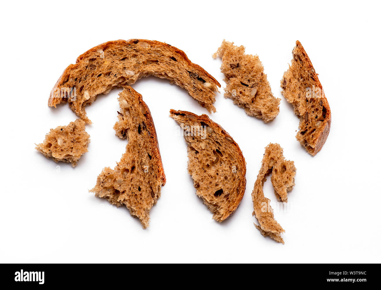 Vista dall'alto di sbriciolato multi grano pane marrone isolati su sfondo bianco Foto Stock