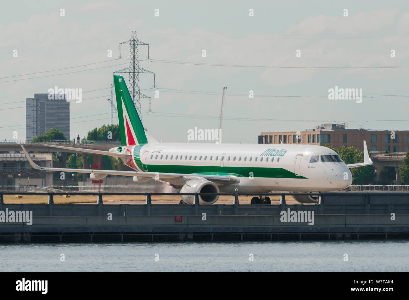 London, Regno Unito - 2 Agosto 2013 - Alitalia aereo regionale in rullaggio a London City Airport dopo lo sbarco Foto Stock