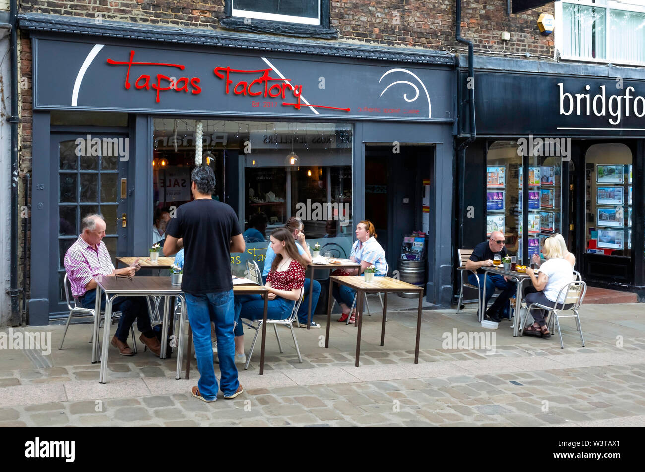 Ai clienti di godere di un sole estivo alfresco al di fuori della fabbrica di tapas spagnolo ristorante café bar sul ponte Elvet Durham Inghilterra Foto Stock