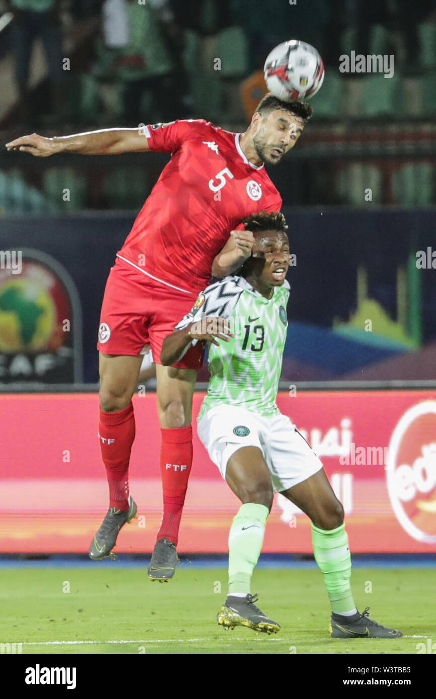 Il Cairo, Egitto. 17 Luglio, 2019. La Tunisia è Oussama Haddadi vies per la palla con la Nigeria Samuel Chukwueze durante il 2019 Africa Coppa delle Nazioni terzo posto finale di partita di calcio tra la Tunisia e la Nigeria a Al-Salam Stadium. Credito: Gehad Hamdy/dpa/Alamy Live News Foto Stock