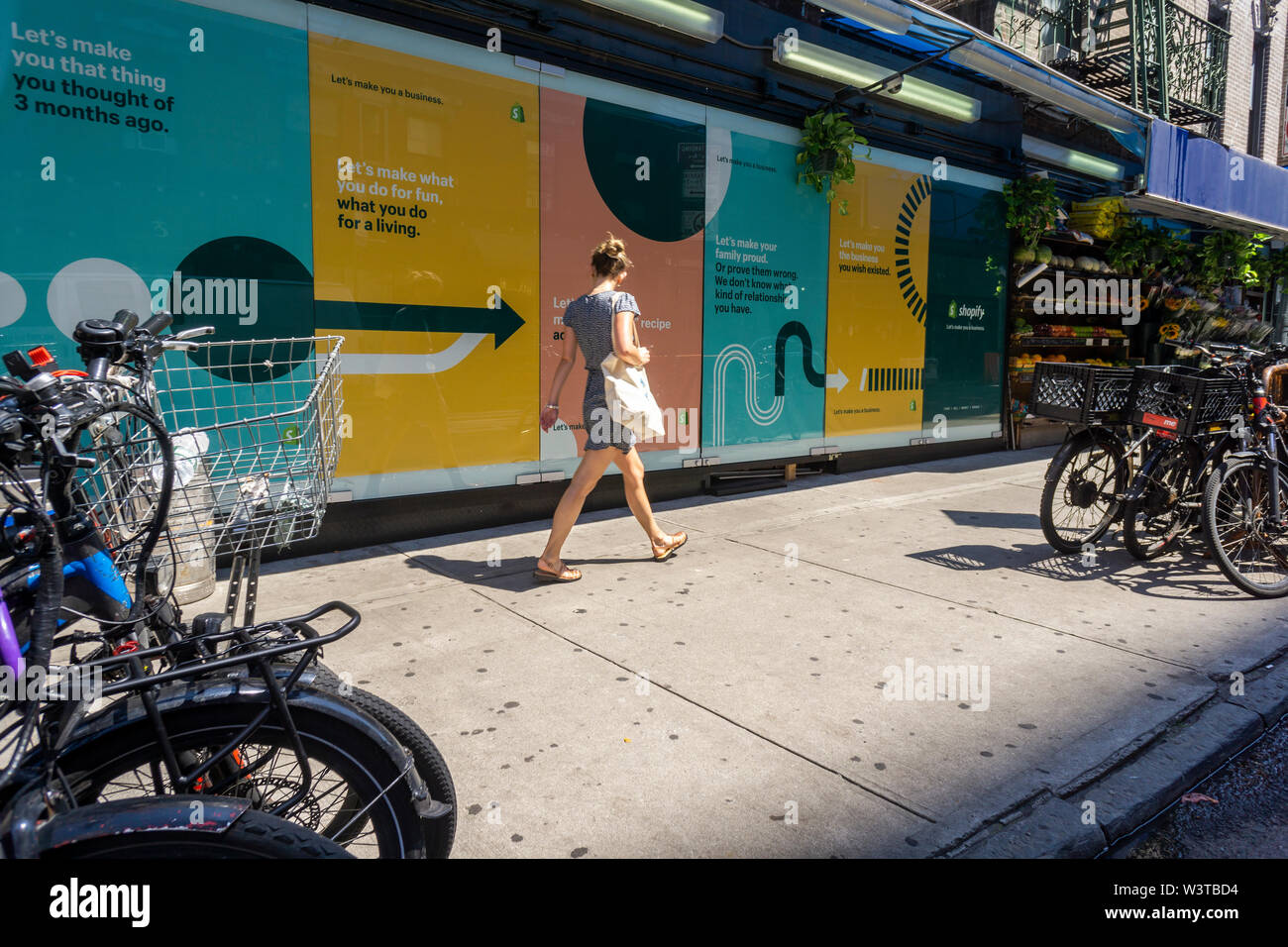 Pubblicità per l'e-commerce Attivazione azienda Shopify nel quartiere di Lower East Side di New York Sabato, 13 luglio 2019. (© Richard B. Levine) Foto Stock