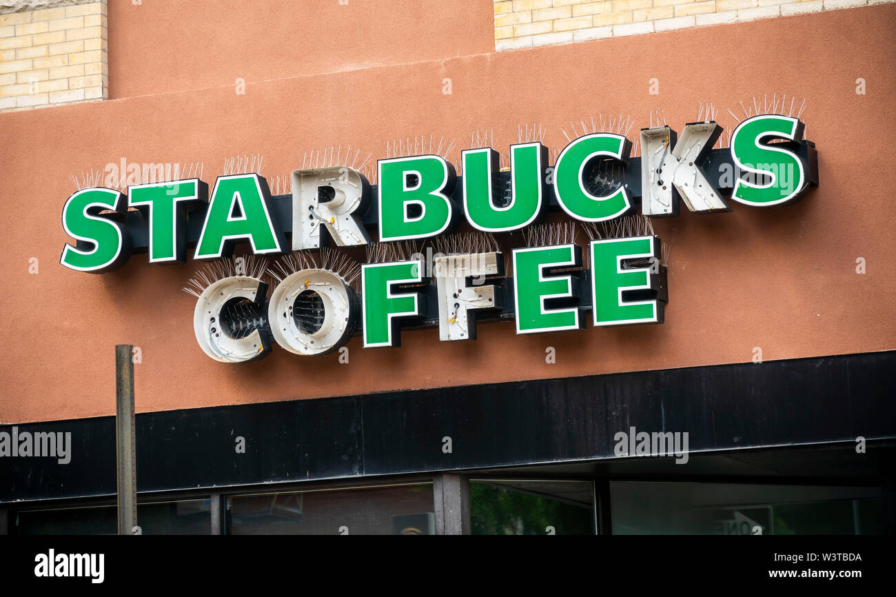 Un distressed Starbucks Coffee shop segno di Brooklyn a New York domenica, luglio 14, 2019. (© Richard B. Levine) Foto Stock