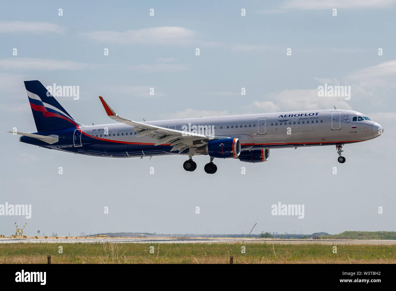 VP-BFK Airbus A321-211-7667 sulla luglio 11, 2019, lo sbarco sulle pendici di Parigi Roissy alla fine del volo Aeroflot SU2462 da Mosca Foto Stock