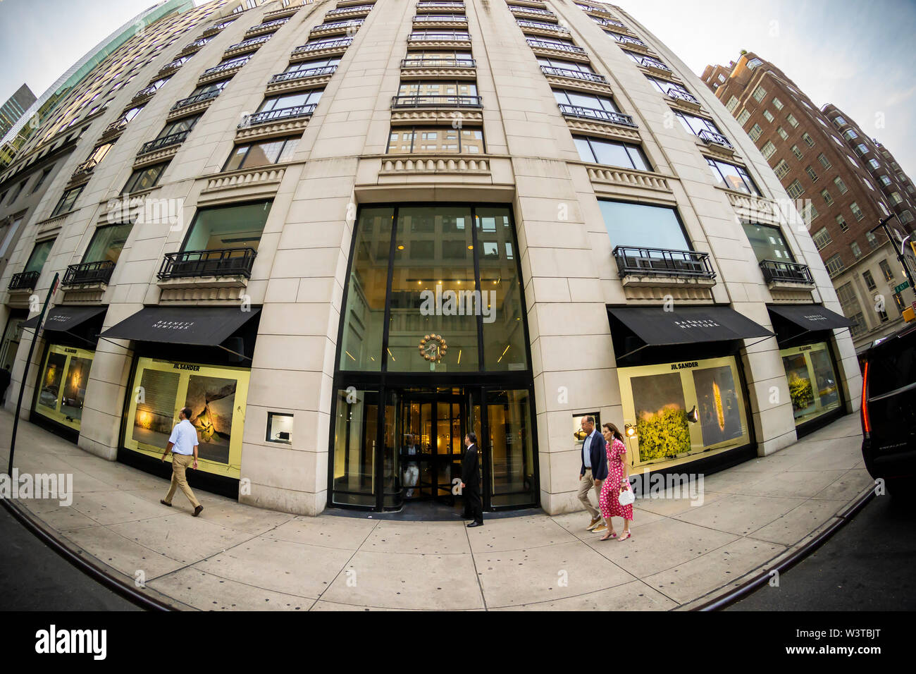 Il Barneys New York store su Madison Avenue a New York martedì, 16 luglio 2019. Barneys è segnalato per essere la valutazione di opzioni strategiche che includono un eventuale fallimento. (© Richard B. Levine) Foto Stock