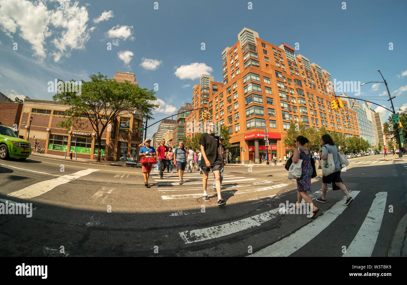 Pedoni cross Atlantic Avenue a corte Street nel centro di Brooklyn a New York domenica, luglio 14, 2019. (© Richard B. Levine) Foto Stock
