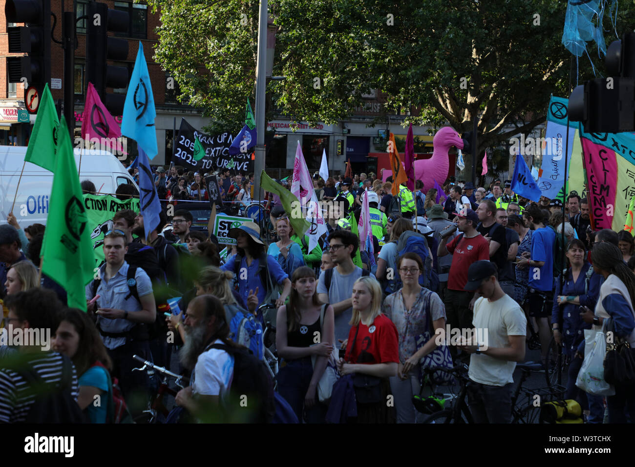 Londra, Regno Unito. Il 15 luglio 2019. Il clima del gruppo d'azione ribellione di estinzione tenendo proteste in diversi luoghi nel Regno Unito come qui di fronte al Royal Courts della legge sullo Strand, Londra, la chiusura di una parte della strada chiedono una legge sulla Ecocide. Credito: Joe Kuis / Alamy News Foto Stock