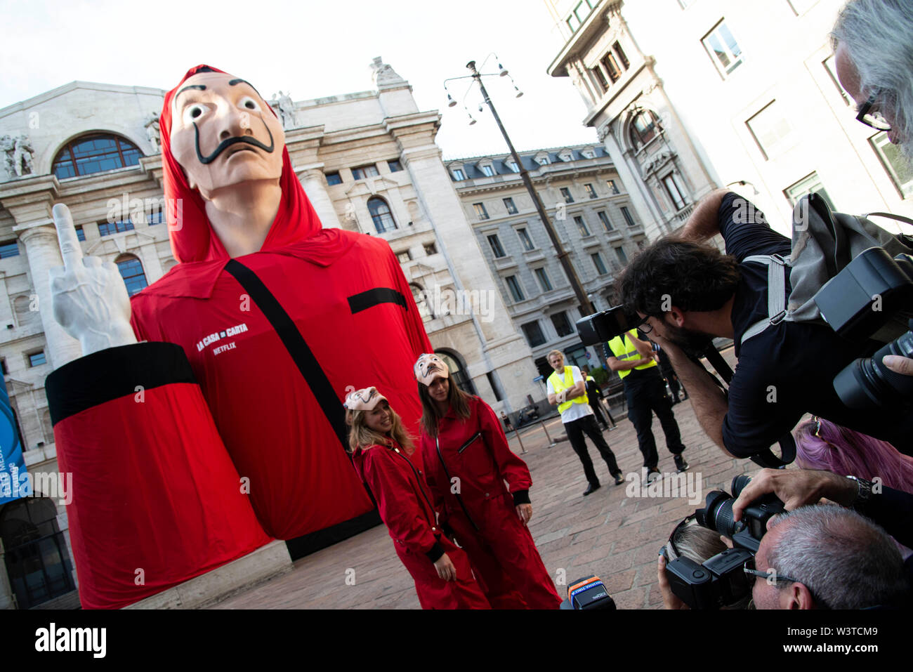 Milano, Italia. 17 Luglio, 2019. Milano, "la casa di carta " piazza Affari è trasformato per la premiere della terza stagione della serie di Netflix - Credit: Indipendente Agenzia fotografica/Alamy Live News Foto Stock