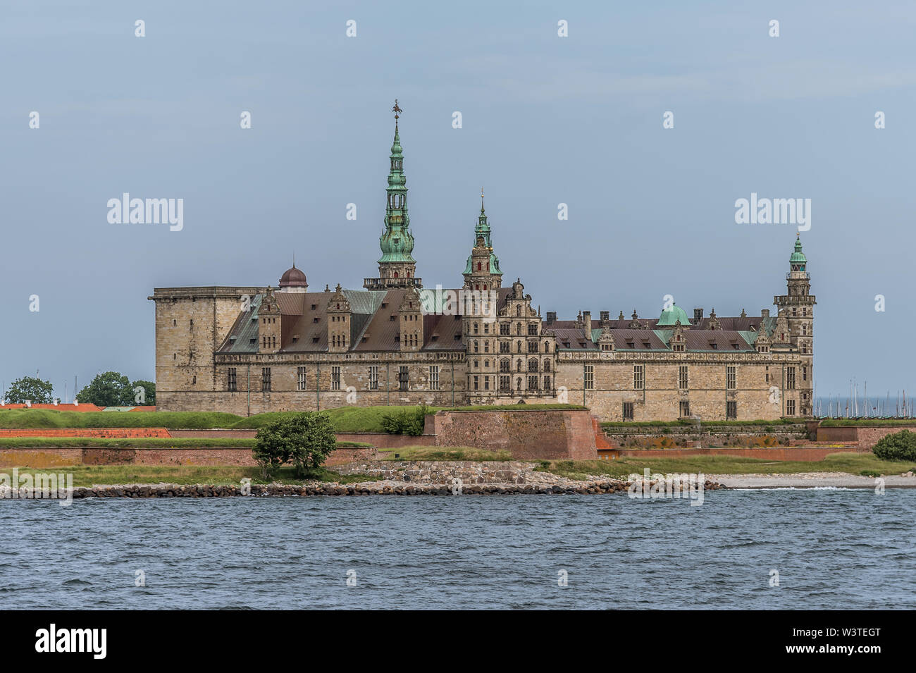 Waterfront vista del Castello di Kronborg a Elsinore, Danimarca, 15 giugno 2019 Foto Stock