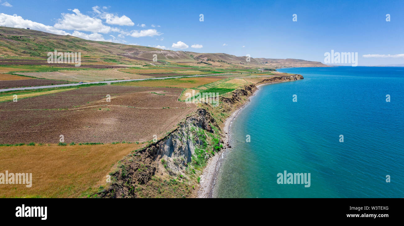 Vista aerea del lago di Van il lago più grande in Turchia, risiede nel lontano oriente del paese nelle province di Van e Bitlis. Campi e scogliere Foto Stock