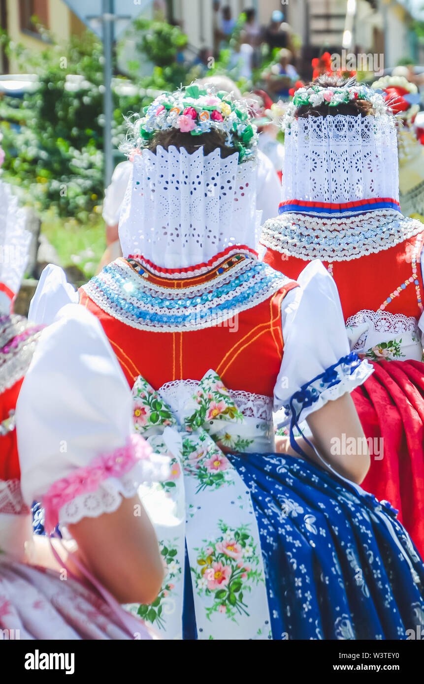 Giovani donne durante la parata in ceco tradizionale costumi folcloristici. Fotografato in Moravia meridionale, Cechia. Motivi della Moravia. Festosa, tradizione. Foto Stock