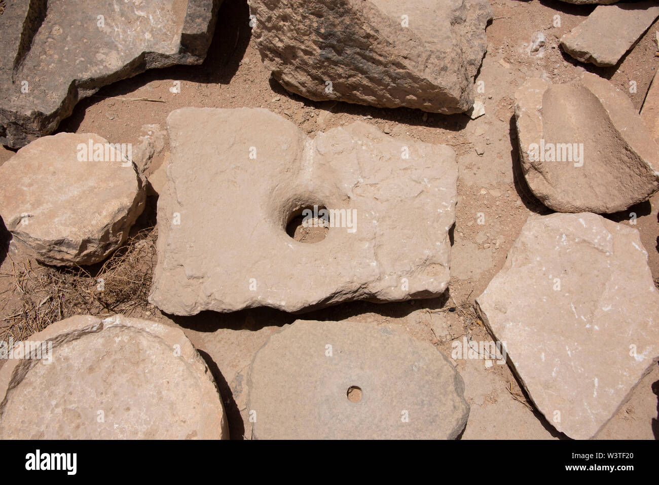 Oman, Dhofar, vicino a Salalah, Khor Rori. Rovine dell'antico insediamento di Sumhuram, parte dell'Incenso Trail, UNESCO. Mola. Foto Stock