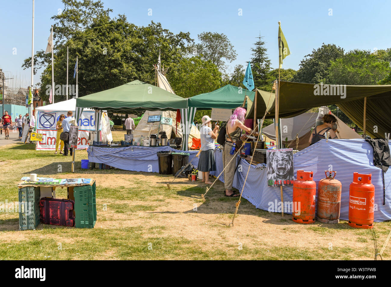CARDIFF, GALLES - Luglio 2019: la gente a una pressione di stallo alimentare istituito presso la "Emergenza climatica" protesta da parte di estinzione della ribellione in Cardiff City Centre. Foto Stock
