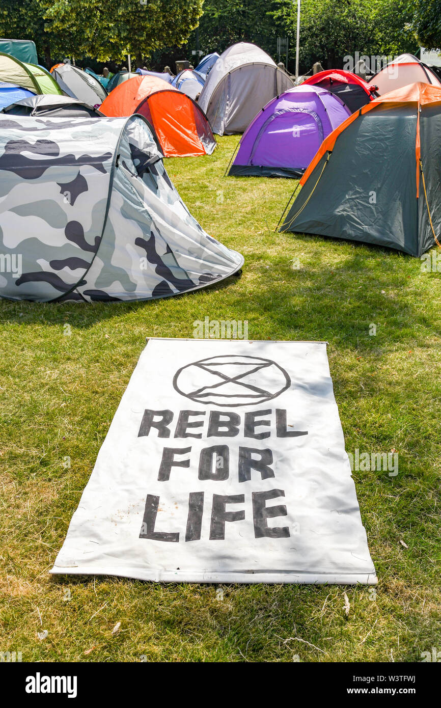 CARDIFF, GALLES - Luglio 2019: "Rebel per la vita' flag in un campeggio di fortuna a Cardiff come parte del cambiamento climatico protesta da parte di ribellione di estinzione Foto Stock