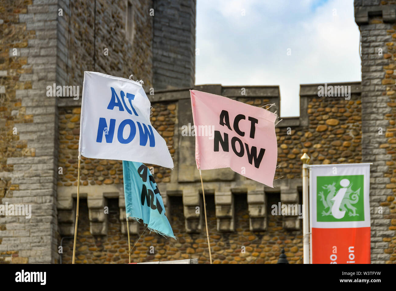 CARDIFF, GALLES - Luglio 2019: Close up di "agire ora' flag in Cardiff City Centre in un clima di protesta di emergenza dalla ribellione di estinzione. Foto Stock