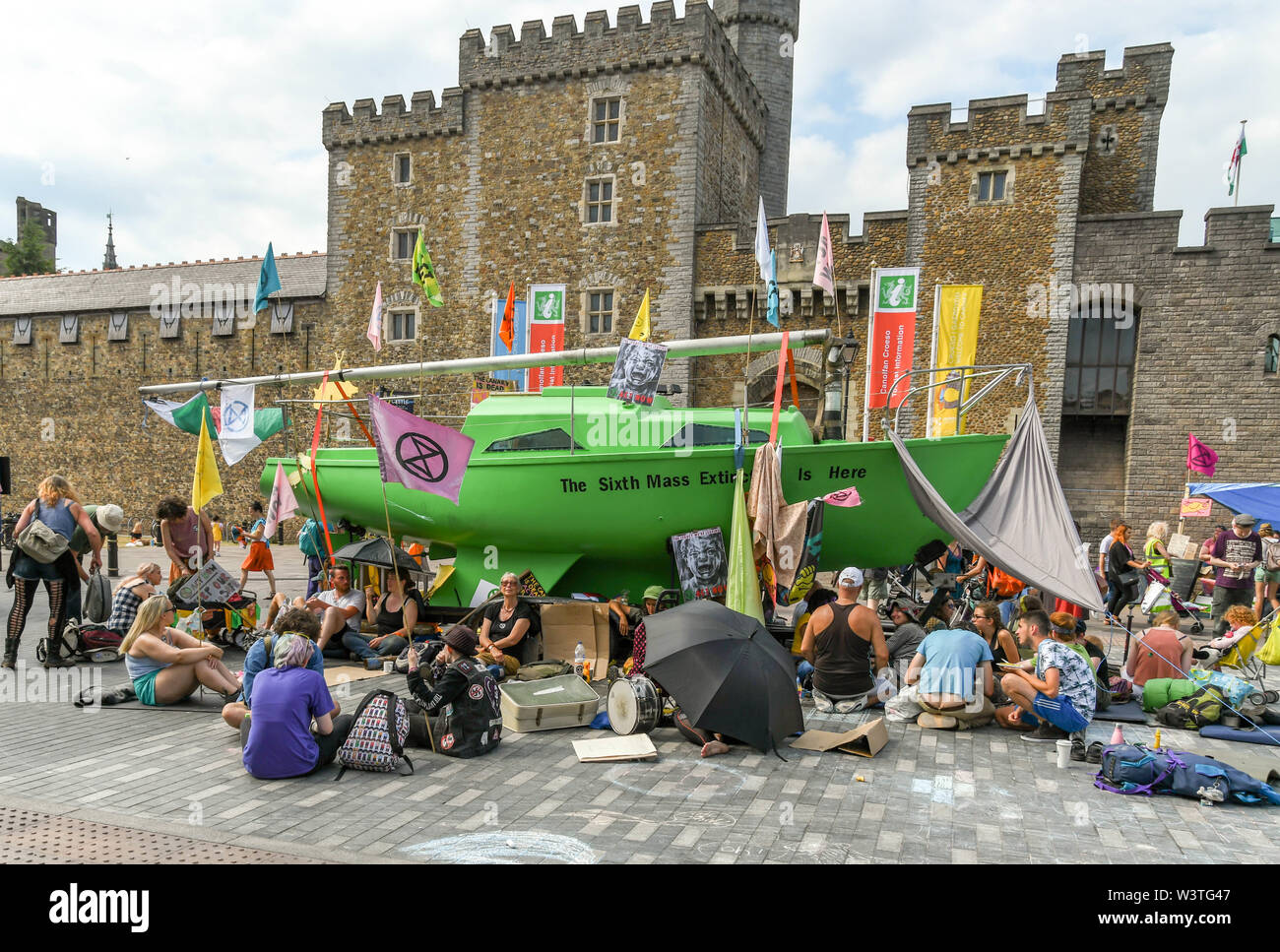 CARDIFF, GALLES - Luglio 2019: barca bloccando la strada principale nel centro di Cardiff durante l'Emergenza climatica protesta da parte di ribellione di estinzione Foto Stock
