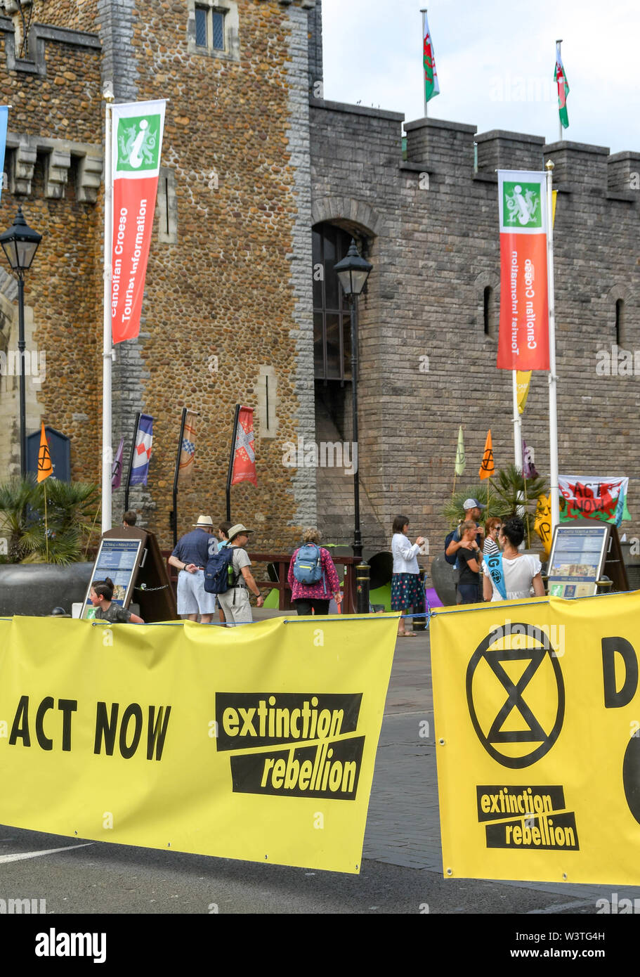 CARDIFF, GALLES - Luglio 2019: grande blocco di intestazione Castle Street nel centro di Cardiff. La strada è stata bloccata dalla ribellione di estinzione Foto Stock