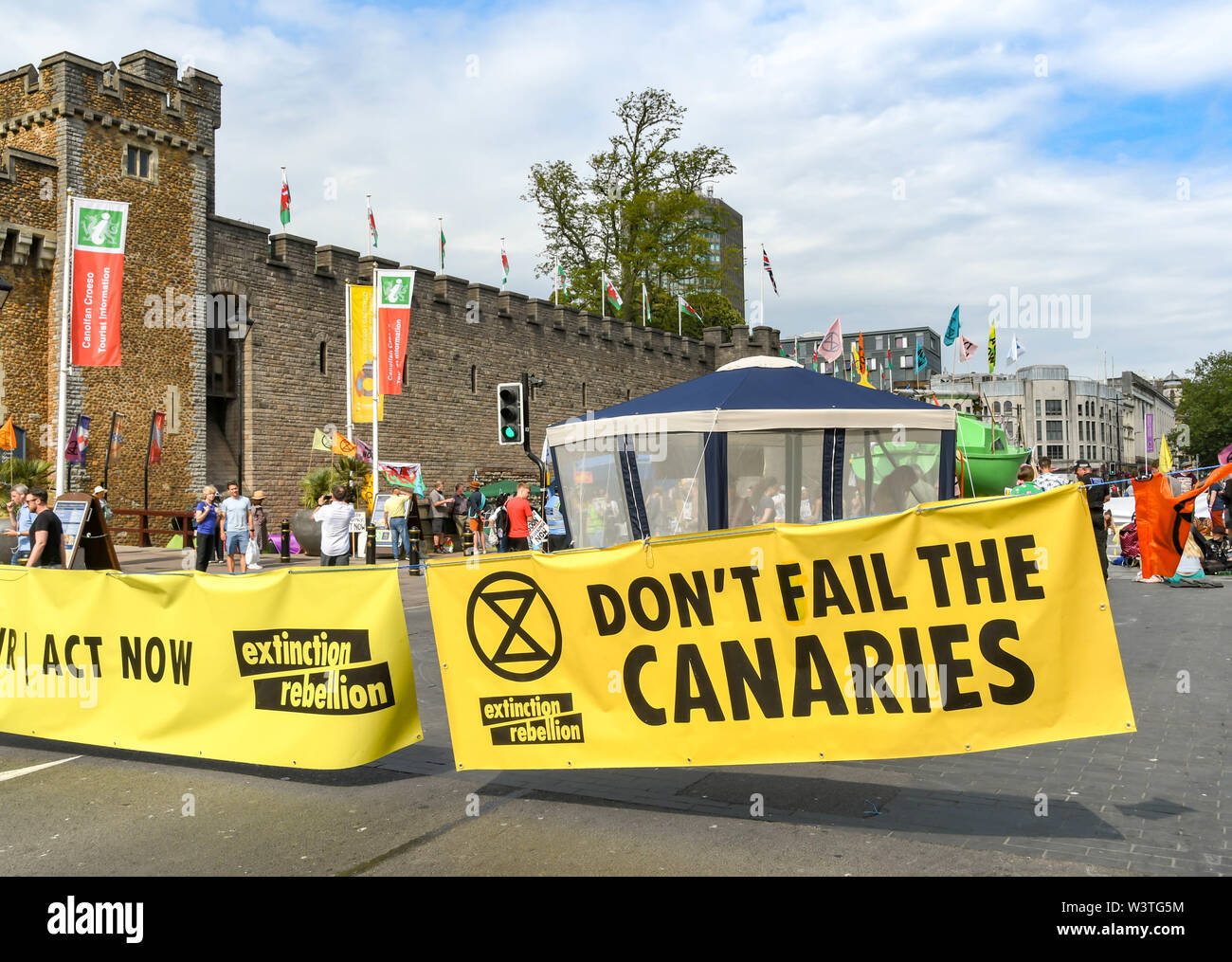 CARDIFF, GALLES - Luglio 2019: grande blocco di intestazione Castle Street a Cardiff durante un emergenza climatica protesta da parte di ribellione di estinzione Foto Stock