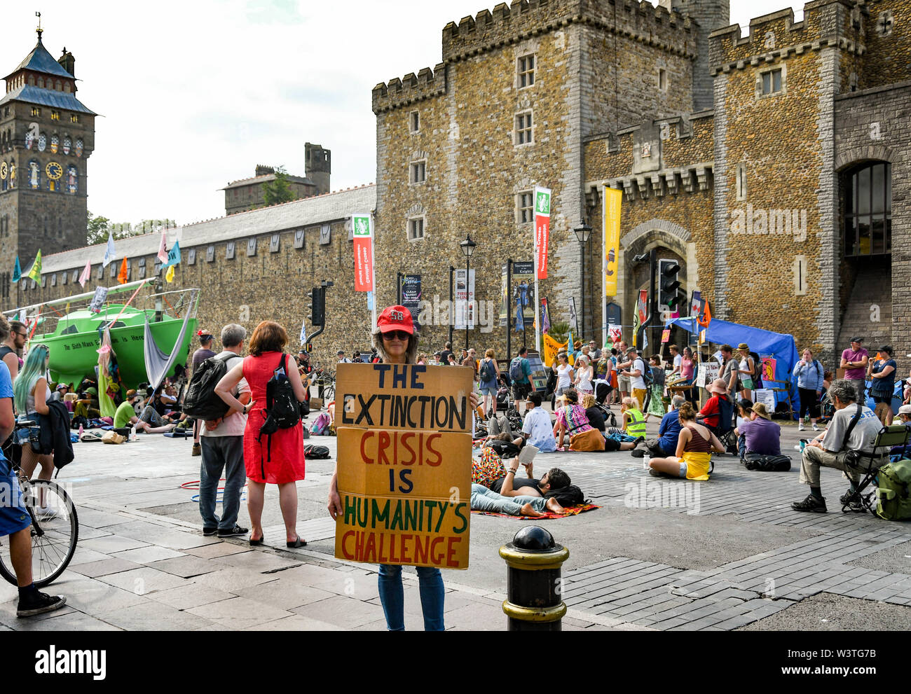 CARDIFF, GALLES - Luglio 2019: persona che detiene un avviso con un messaggio al di fuori del Castello di Cardiff all'Emergenza climatica protesta da parte di ribellione di estinzione Foto Stock
