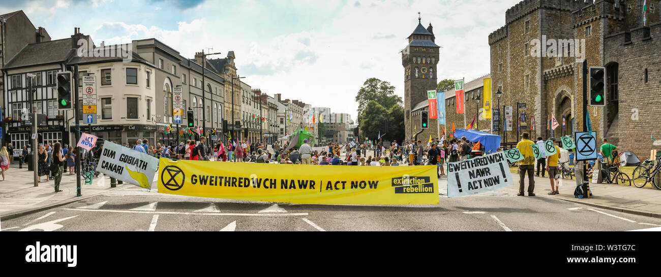 CARDIFF, GALLES - Luglio 2019: vista panoramica di un grande blocco di intestazione Castle Street a Cardiff. La strada è stata bloccata dalla ribellione di estinzione Foto Stock