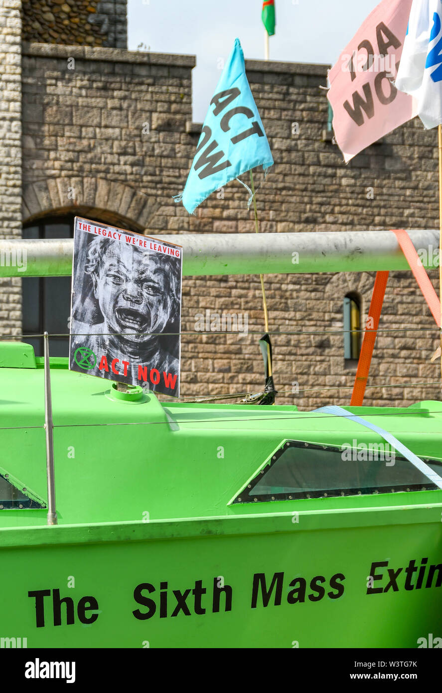 CARDIFF, GALLES - Luglio 2019: Barca con bandiere e una targhetta essendo utilizzato per bloccare una strada principale nel centro di Cardiff per il clima di protesta di emergenza Foto Stock