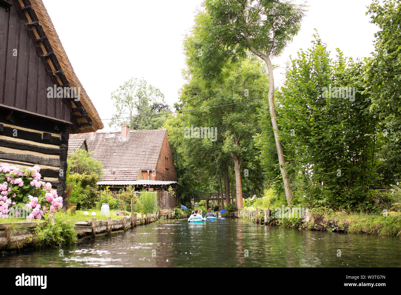 I kayak passano per le affascinanti case di Lehde, un villaggio nello Spreewald a Lübbenau, Germania. Foto Stock