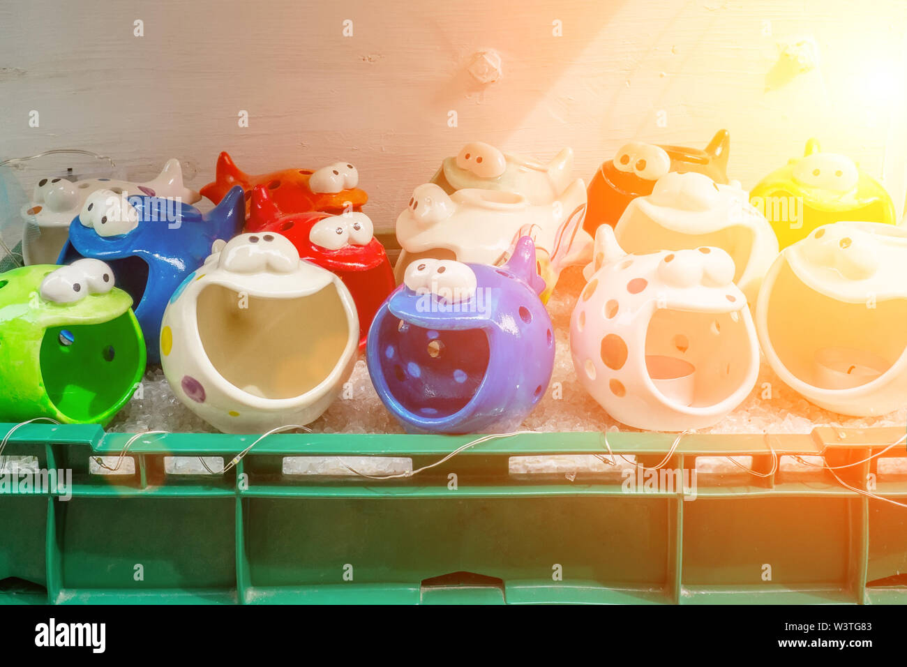Candele profumate per Spa sotto forma di pesci colorati nella vetrina del negozio sulla strada. Close up. Tonica. Foto Stock