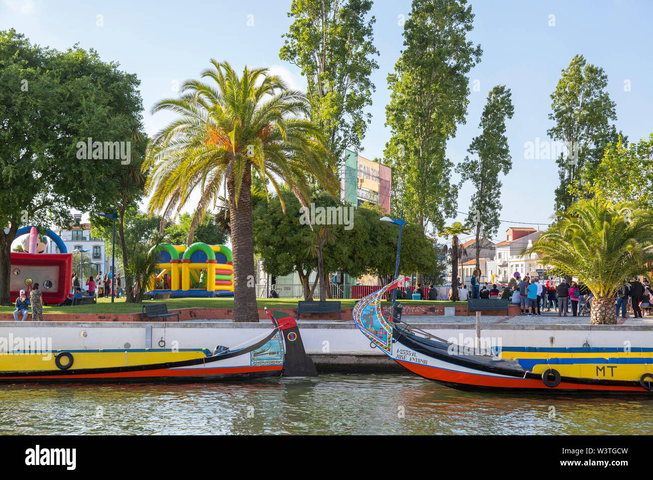 Scena colorati di moliceiro barche sul Cojo canal con parco Andy gli edifici colorati al di là. Il turista a godere la sera. Foto Stock